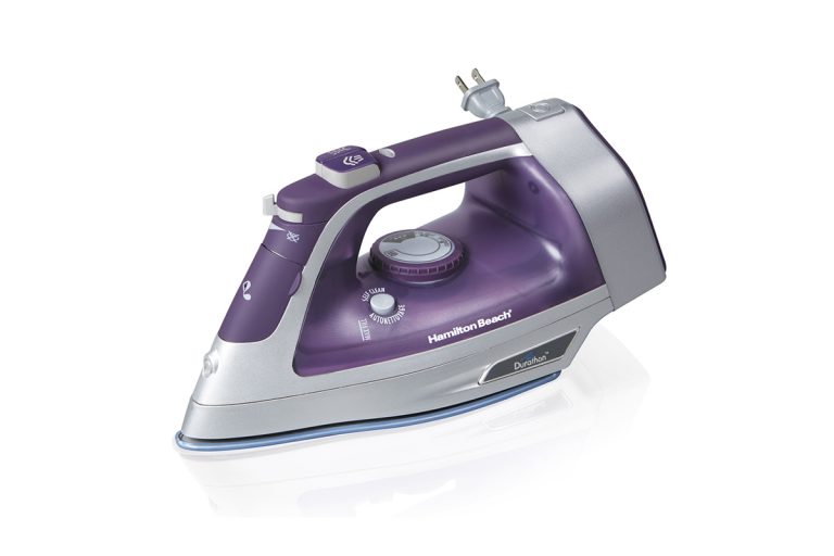 Plancha Hamilton Beach Cord Iron 19803R morada cable retráctil suela